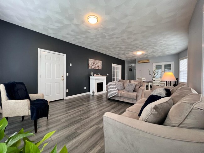 Building Photo - 585 Haverhill St