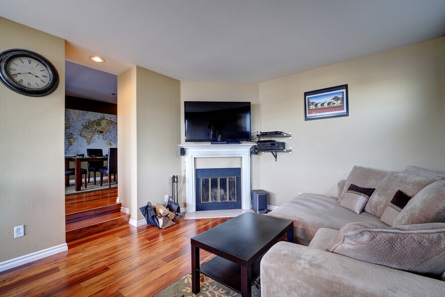 Building Photo - Great Priced Westlake Condo with Electric ...