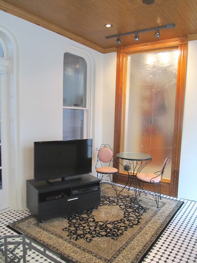 Sunporch - 301 W 2nd St