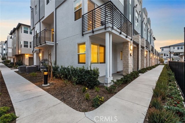 Building Photo - 1323 W Cara Dr