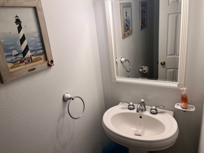 Building Photo - Furnished Beachside Townhome 2 bedroom/ 1.5 bath Dog Friendly Walk to beach