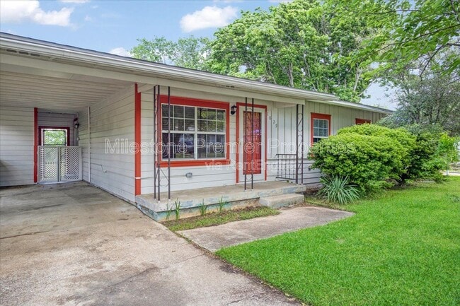 Building Photo - 1829 Ridgewood Rd