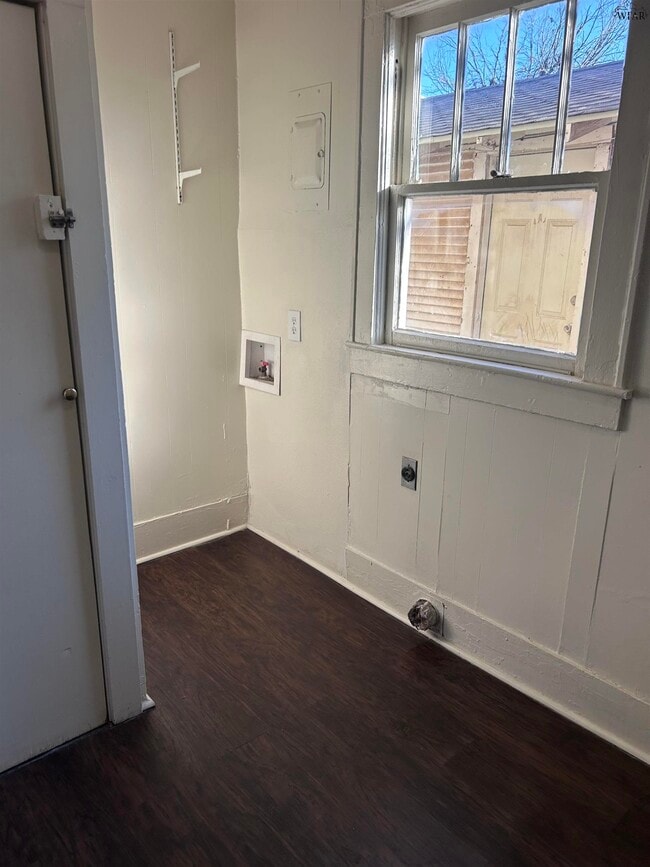 Building Photo - 1643 Pearl Ave