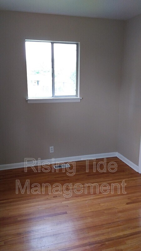 Building Photo - 613 Tree Haven Dr