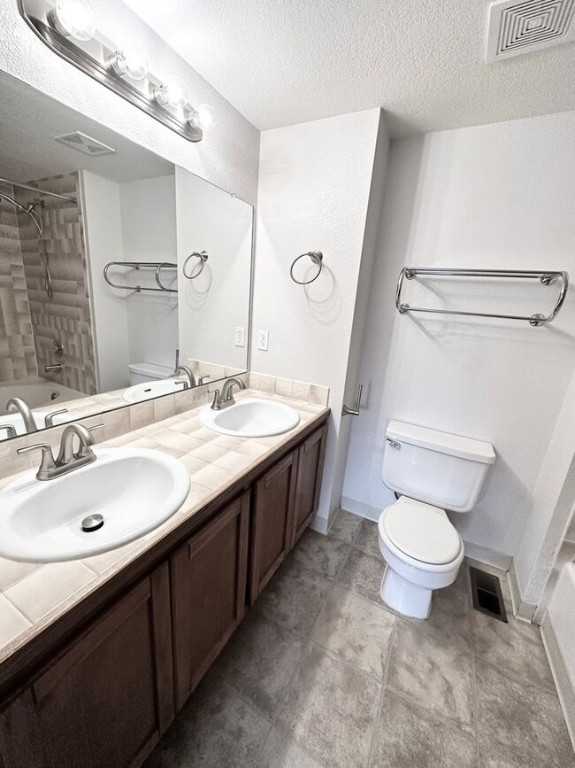 Building Photo - Newly Updated Townhome with Three Balconie...