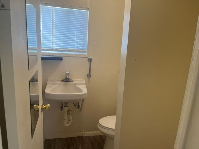 Building Photo - 1633 N Sycamore Blvd