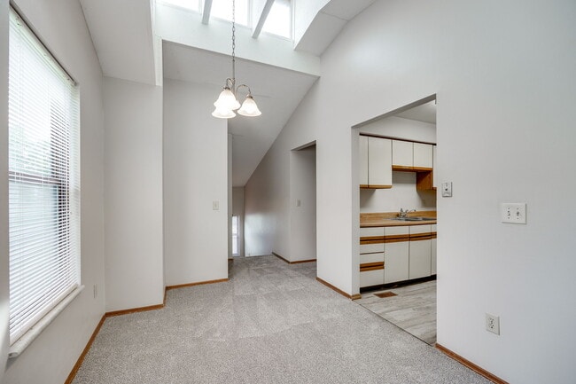 Building Photo - 652 Hidden Valley Ct