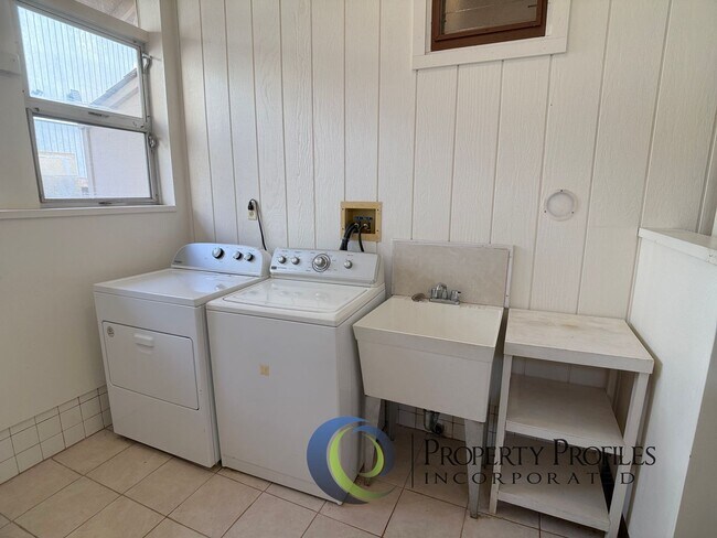 Building Photo - Kaimuki 3 Bedroom 2 Bath House