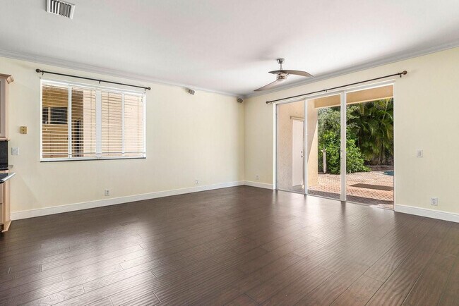 Building Photo - 1325 Camellia Cir