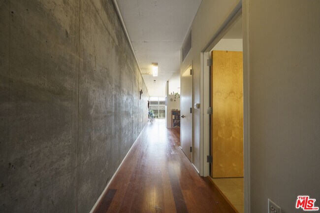 Building Photo - 1100 S Hope St