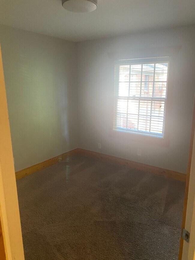 Building Photo - Lovely 2 Bed 1.5 Bath Townhome!