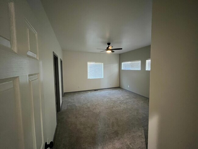 Building Photo - 004