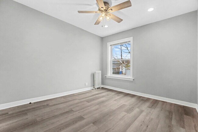 Building Photo - 2950 W Waveland Ave