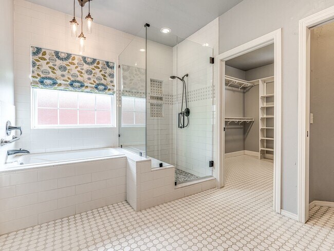 Building Photo - Fantastic home in the Fairways at Surrey H...