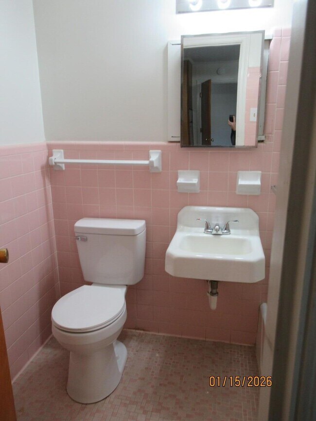 Building Photo - 326 W Hampton Ave