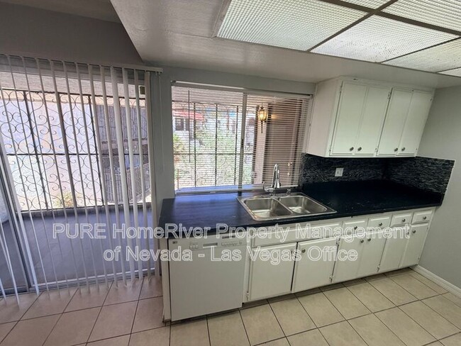 Building Photo - 1405 E Vegas Valley Dr