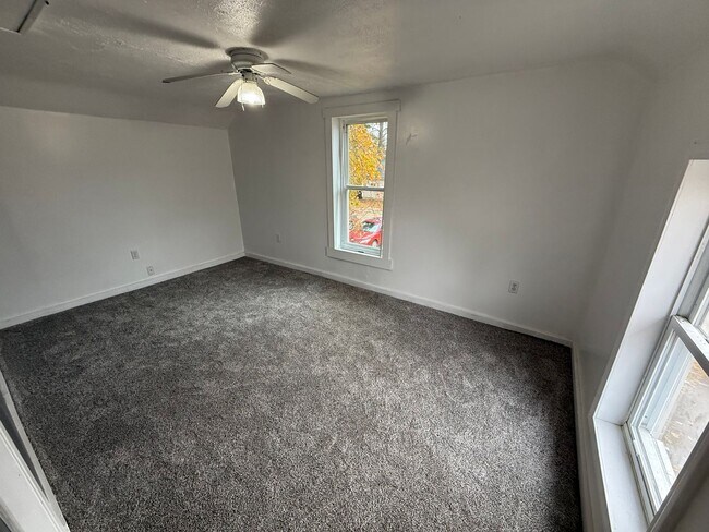 Building Photo - Large Duplex Available 6BD 2 BTH