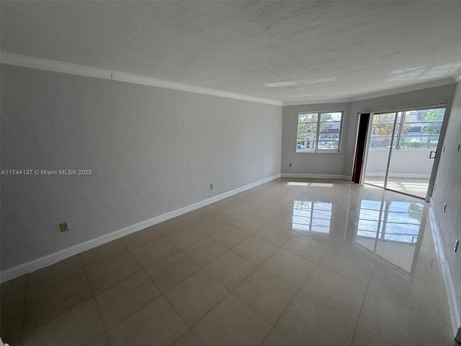 Building Photo - 1655 NE Miami Gardens Dr