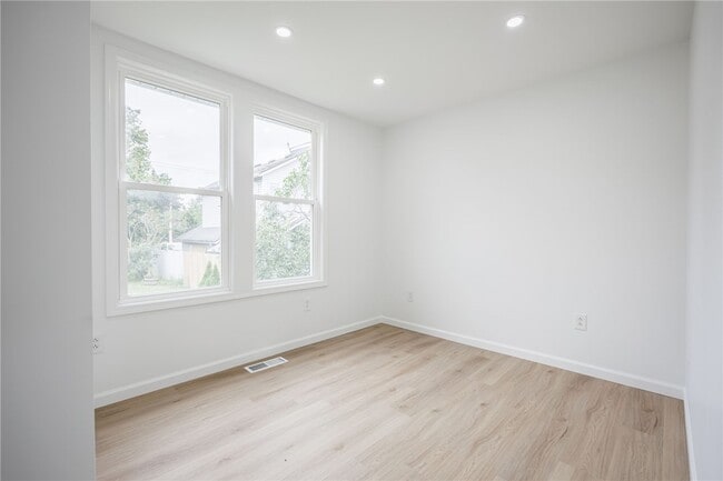 Building Photo - 200 Lakeshore Dr
