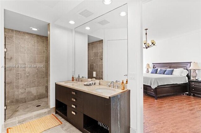 Building Photo - 18201 Collins Ave