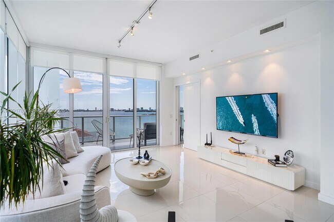 Building Photo - 601 NE 27th St