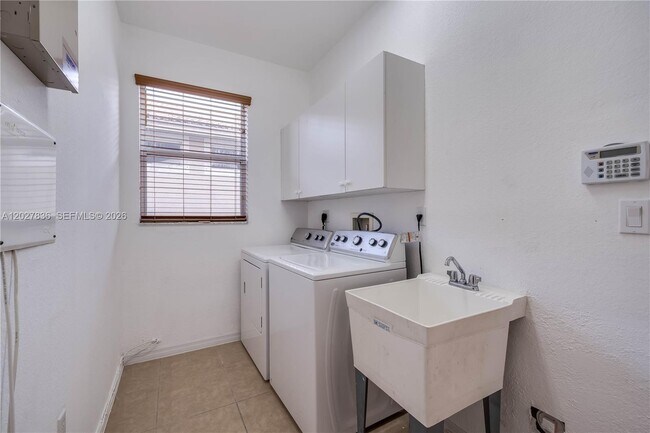Building Photo - 14935 SW 52nd St