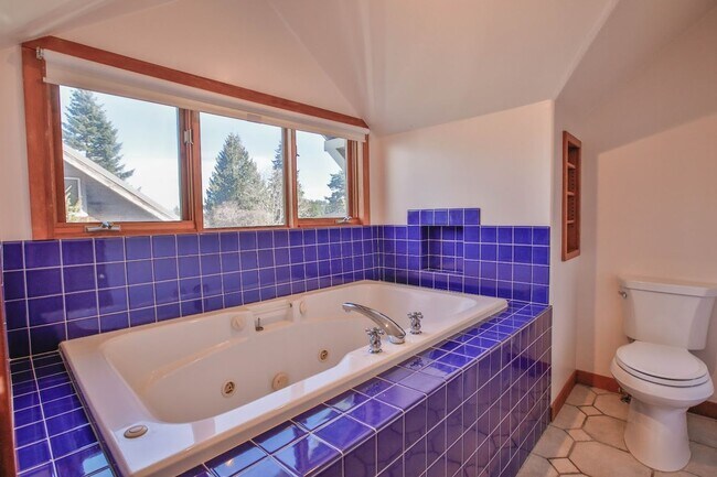 Building Photo - Gorgeous Vintage Home in Downtown Langley with Detached Guest Apartment!! Pet Friendly Too!