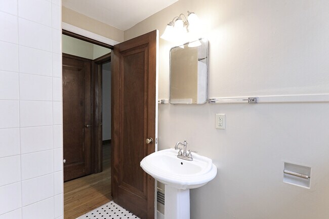 Building Photo - 1425 S 11th St