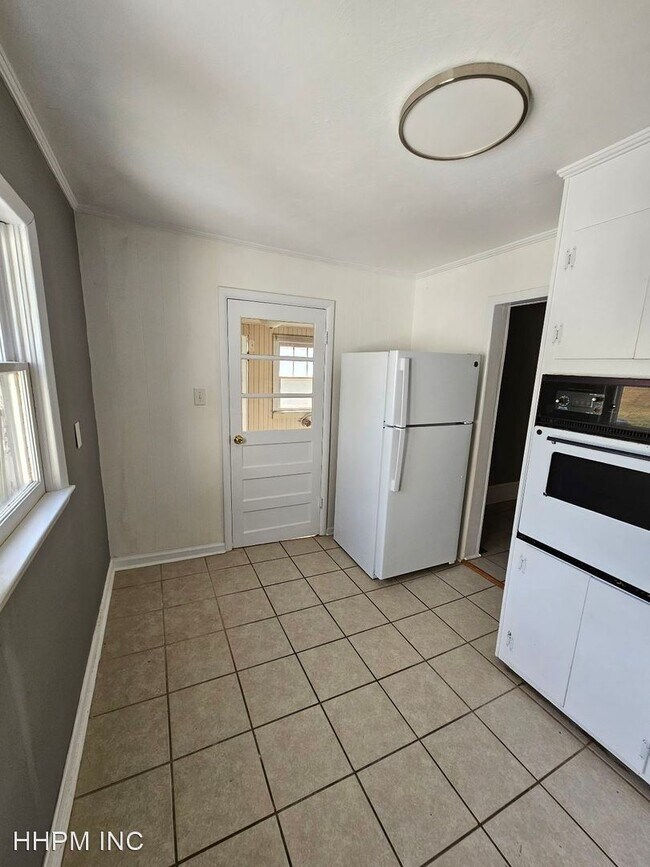 Building Photo - 3 br, 1 bath House - 211 West Rasch Road