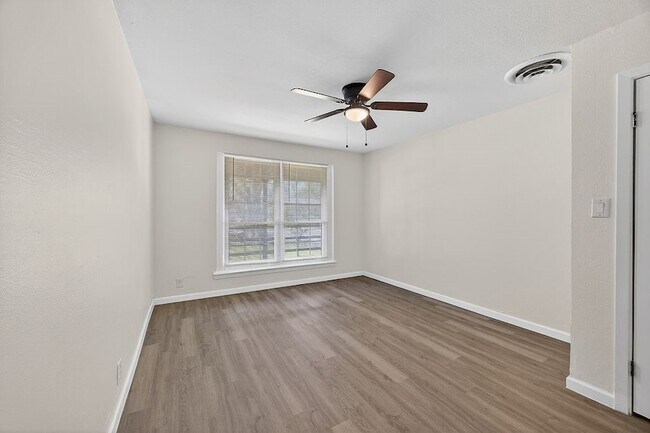 Building Photo - 108 Dupont Cir