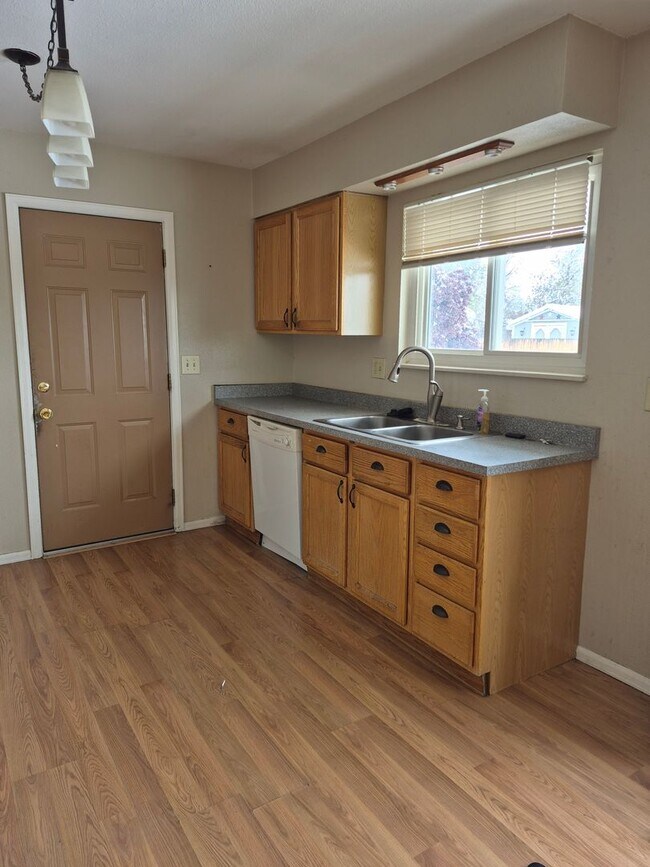 Building Photo - Charming home with garage & big back yard| Morrison, CO