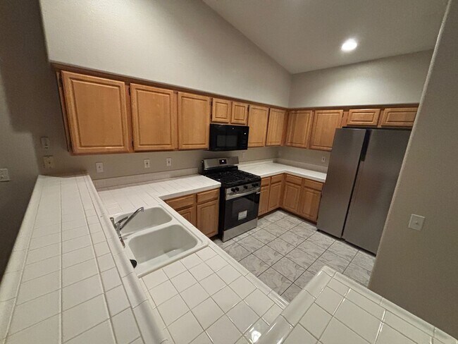 Building Photo - 2 Bed/ 2 Bath upstairs Condo in Guard Gated Painted Desert