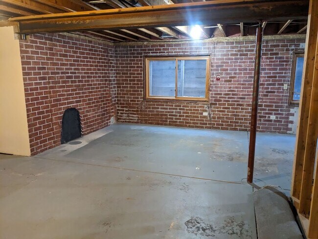 Building Photo - Westside Residence Near Kissing Camels & G...