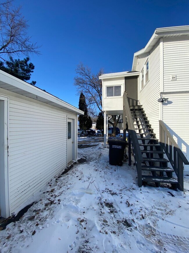 Building Photo - 2409 Omro Rd