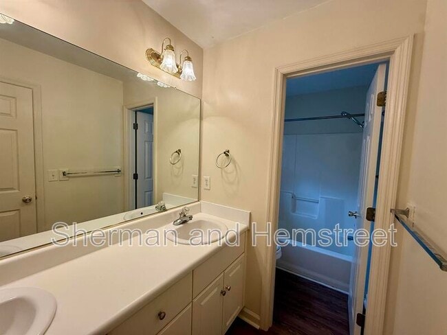 Building Photo - 3026 Manchester Dr