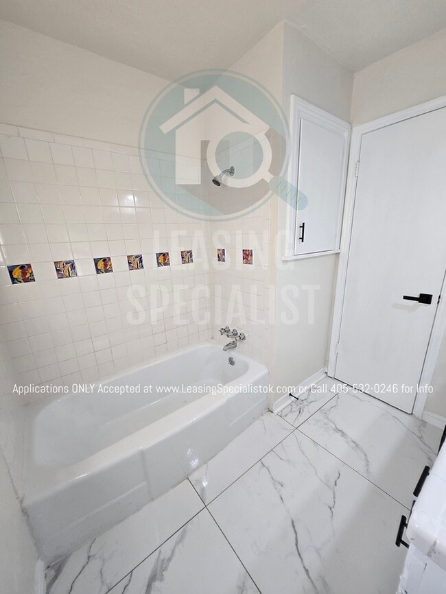 Building Photo - Spacious Village 3 Bed 2 Bath Home!