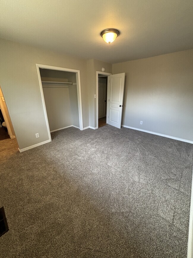 Building Photo - 3495 Montebello Dr W