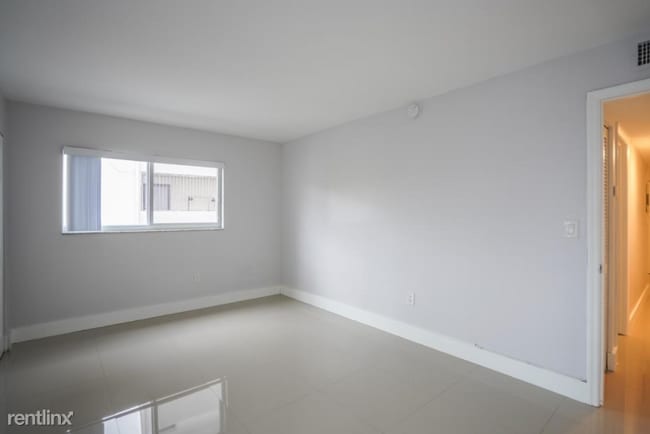 Building Photo - 1986 Biarritz Dr