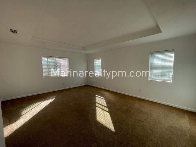 Building Photo - 5 Bedroom 2.5 Bath Two Story House
