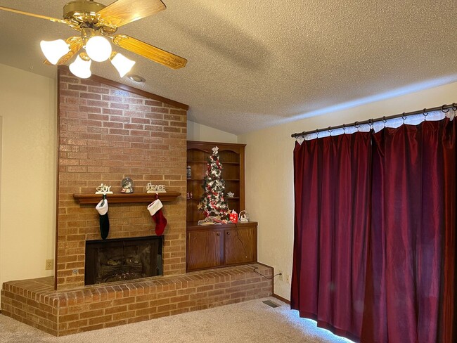 Building Photo - 3 bed 2 bath, 2 car, Moore Schools, fenced...
