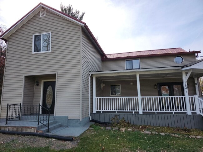 Building Photo - Large 4 BR, 2 Bath Country Home and Workshop