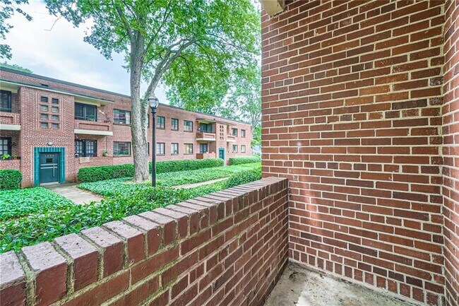 Building Photo - 1381 Normandy Dr NE