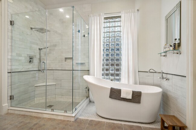 Building Photo - 2 Lenox Hill Dr