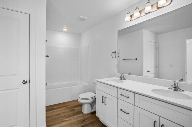 Building Photo - Beautiful 3 Bedroom Townhome in Desert Col...