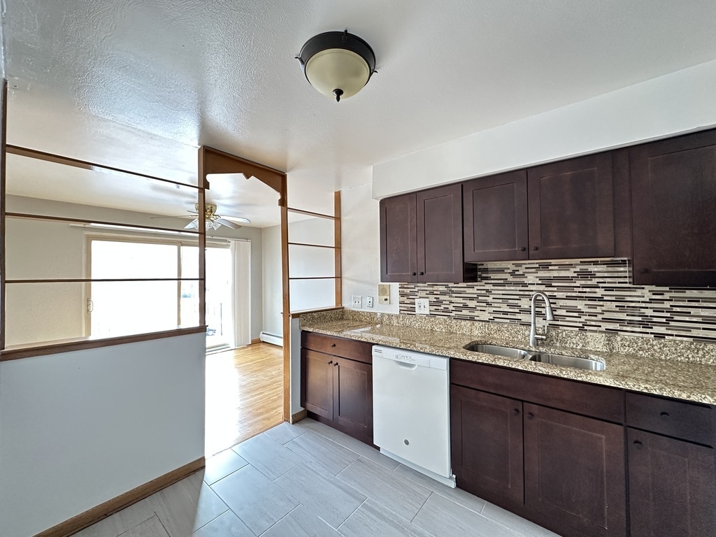 Building Photo - 1004 S River Rd