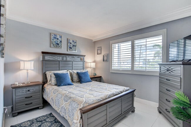 Building Photo - 2730 Banyan Rd