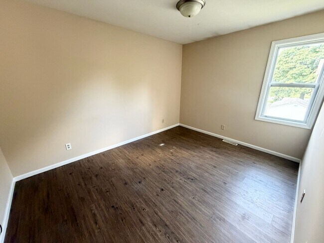 Building Photo - 706 Crescent Dr