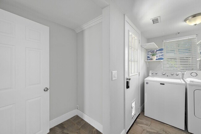 Building Photo - 121 Queen Eugenia Ct