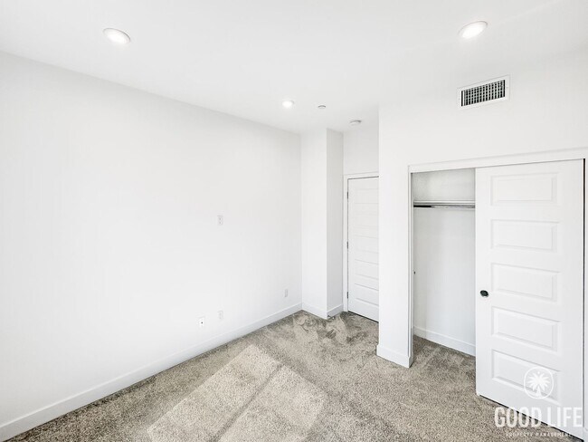 Building Photo - Beautiful 3BD/2.5BA W/ AC and Attached Gar...