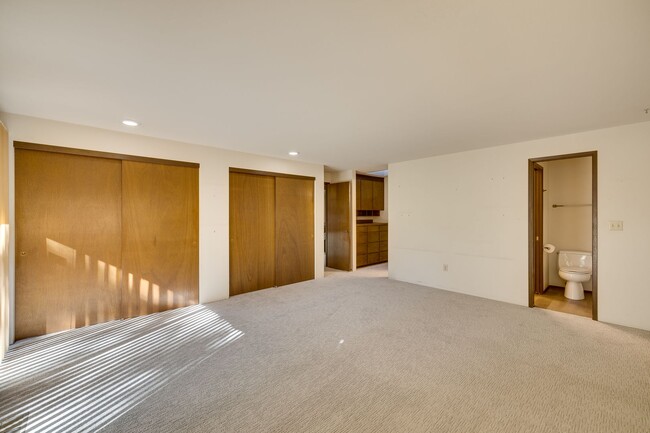 Building Photo - Mid Century Charming Bothell Retreat on 10...